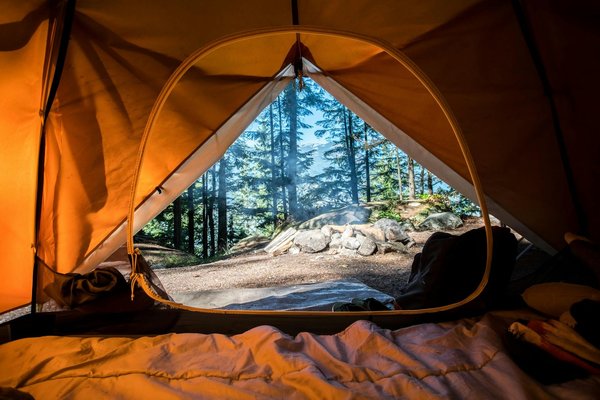 Comment choisir un sac de couchage adapté pour un camping en milieu polaire?